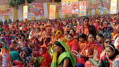 BJP Jan Vishwas Yatra in Ballia Swatantra dev singh said Farmers now eat more bread after seeing face of  wife told Akhilesh yadav useless