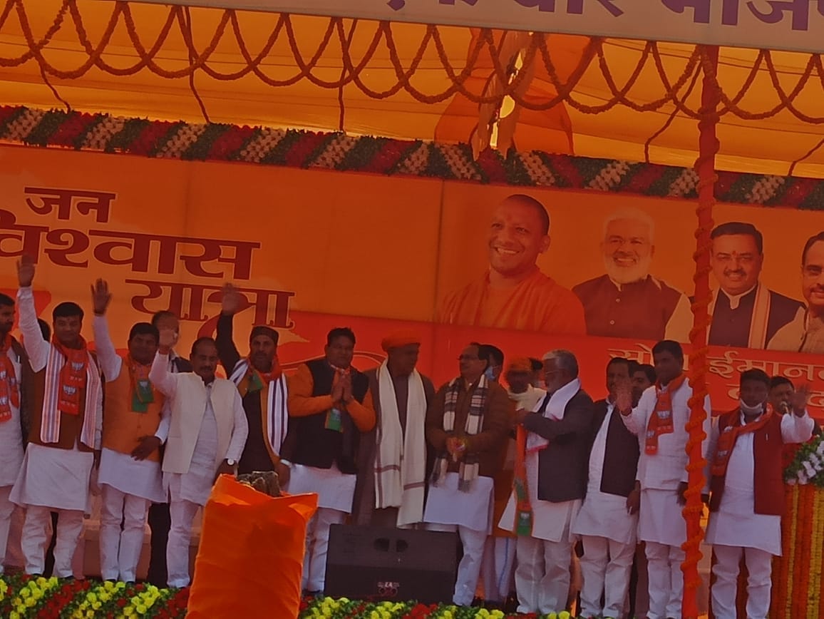BJP Jan Vishwas Yatra in Ballia Swatantra dev singh said Farmers now eat more bread after seeing face of  wife told Akhilesh yadav useless