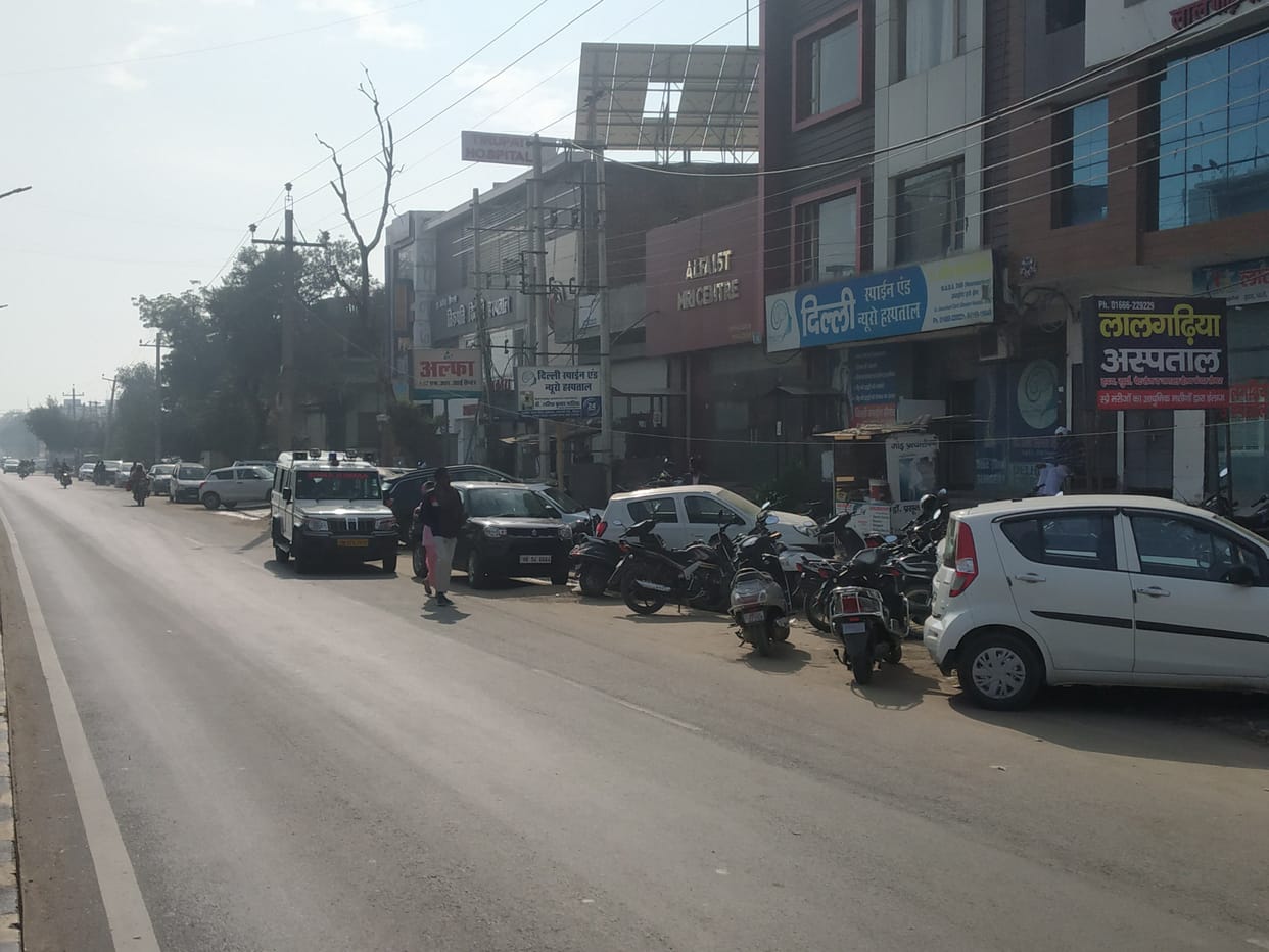 More than 100 hospitals, banks and big agencies on Dabwali Road, but no parking facility