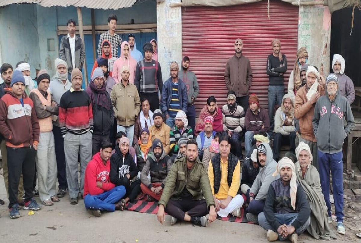 Transfer Of Policeman Businessman Protetst For Stay Said An Honest Man