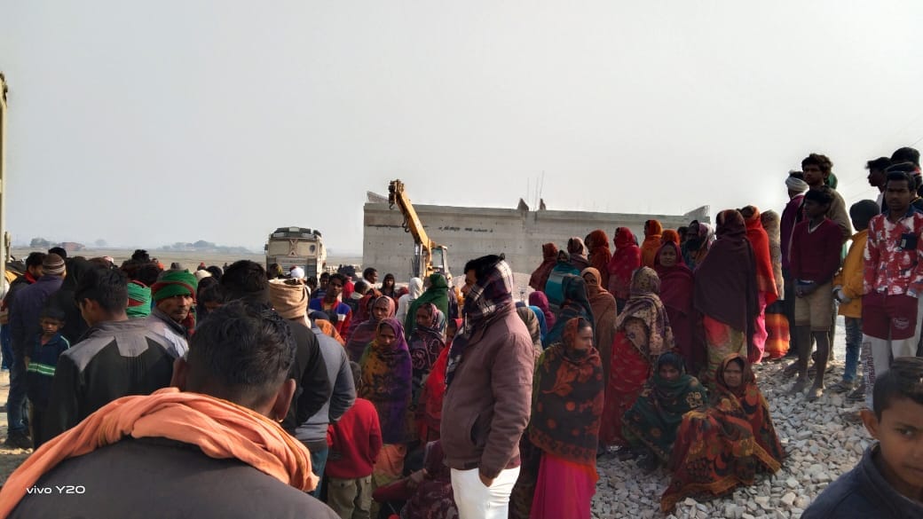 road  accident in Chandauli Husband died in in front of wife after overspeed dumper hit his bike