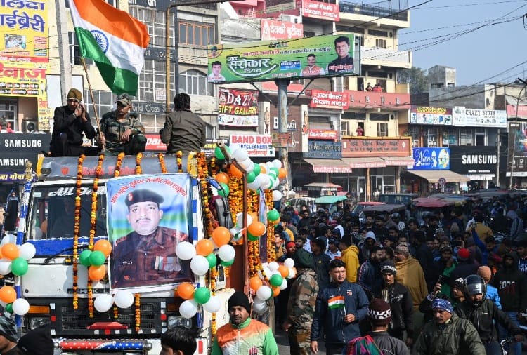 The mortal remains of the martyr reached the village with the tricolor rally