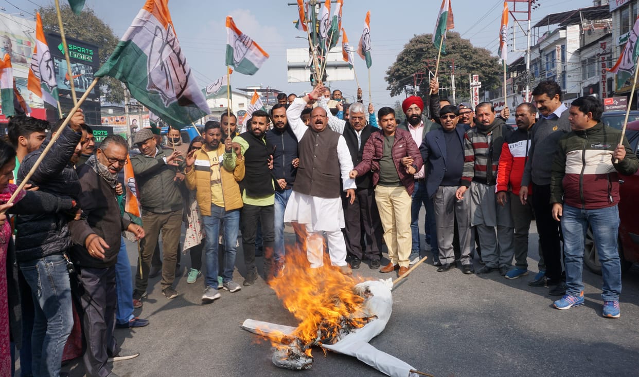 Congress burnt the effigy of the government in protest against illegal mining