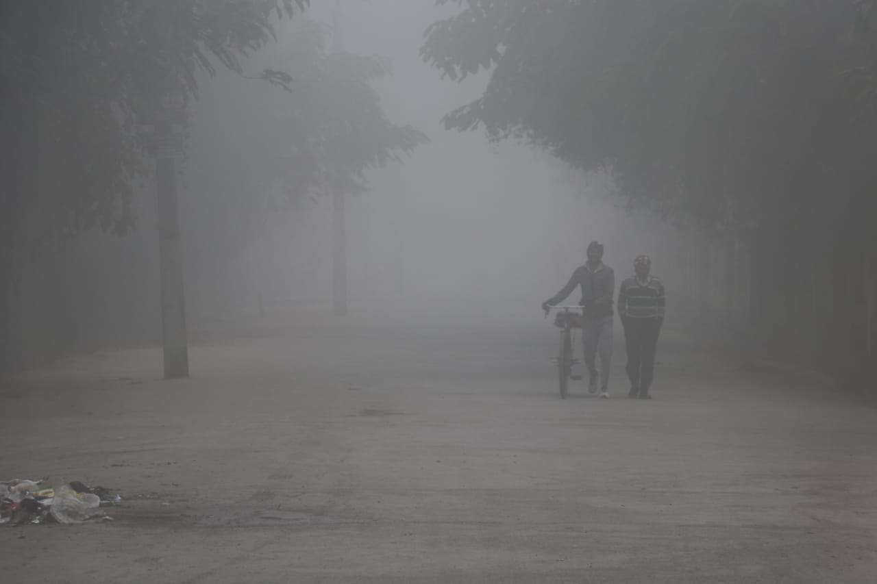 uttarakhand weather update today news: Chilling cold, fog in field areas, water bodies frozen, people drinking water after melting ice, photos