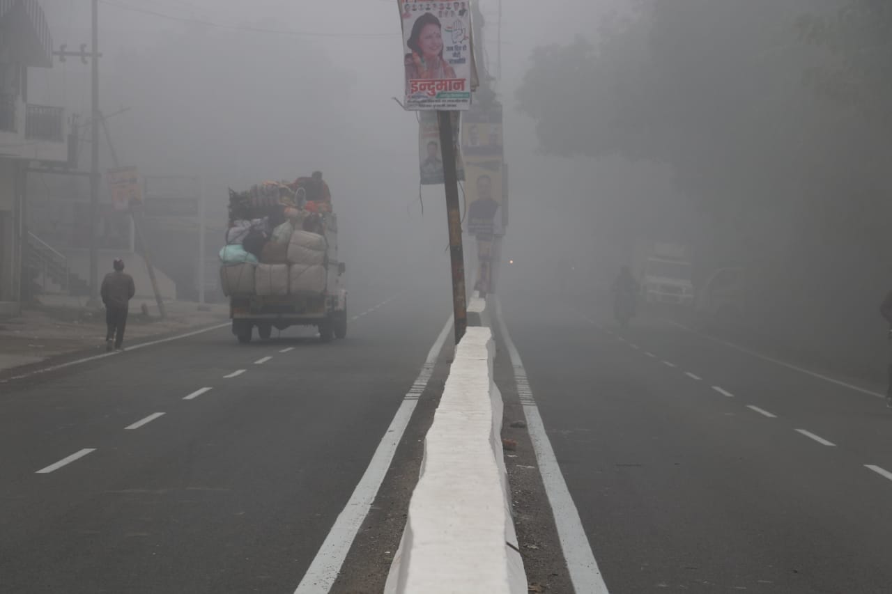 uttarakhand weather update today news: Chilling cold, fog in field areas, water bodies frozen, people drinking water after melting ice, photos