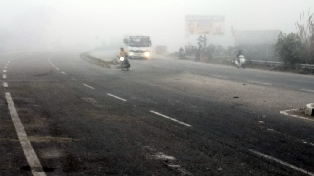 uttarakhand weather update today news: Chilling cold, fog in field areas, water bodies frozen, people drinking water after melting ice, photos