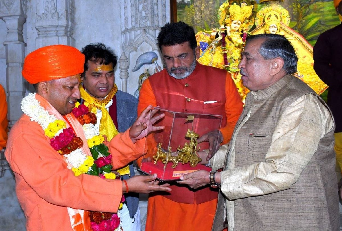 Cm Yogi Adityanath Prays In Shri Krishna Janmasthan Temple, Mathura
