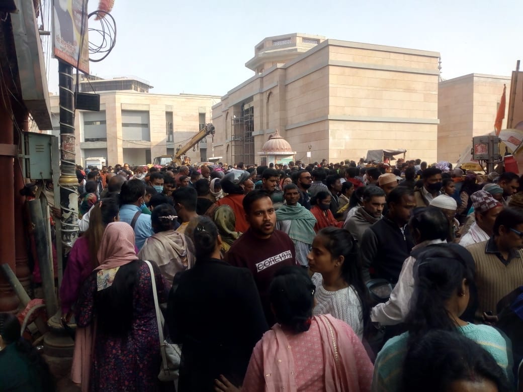 Kashi Vishwanath Dham inauguration first sunday huge  Crowd of devotees gathered more tahn lakh people  worship till noon