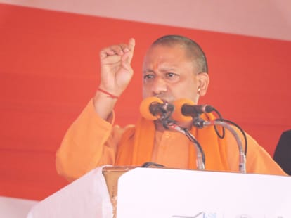 रोजा रेलवे मैदान पर आयोजित जनसभा को संबोधित करते मुख्यमंत्री योगी आदित्यनाथ । संवाद