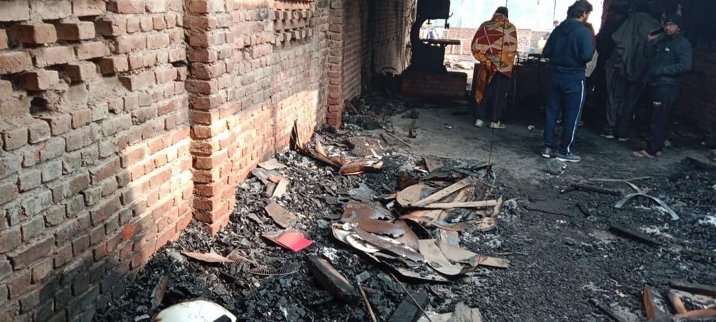 Goods worth lakhs burnt due to fire in furniture showroom