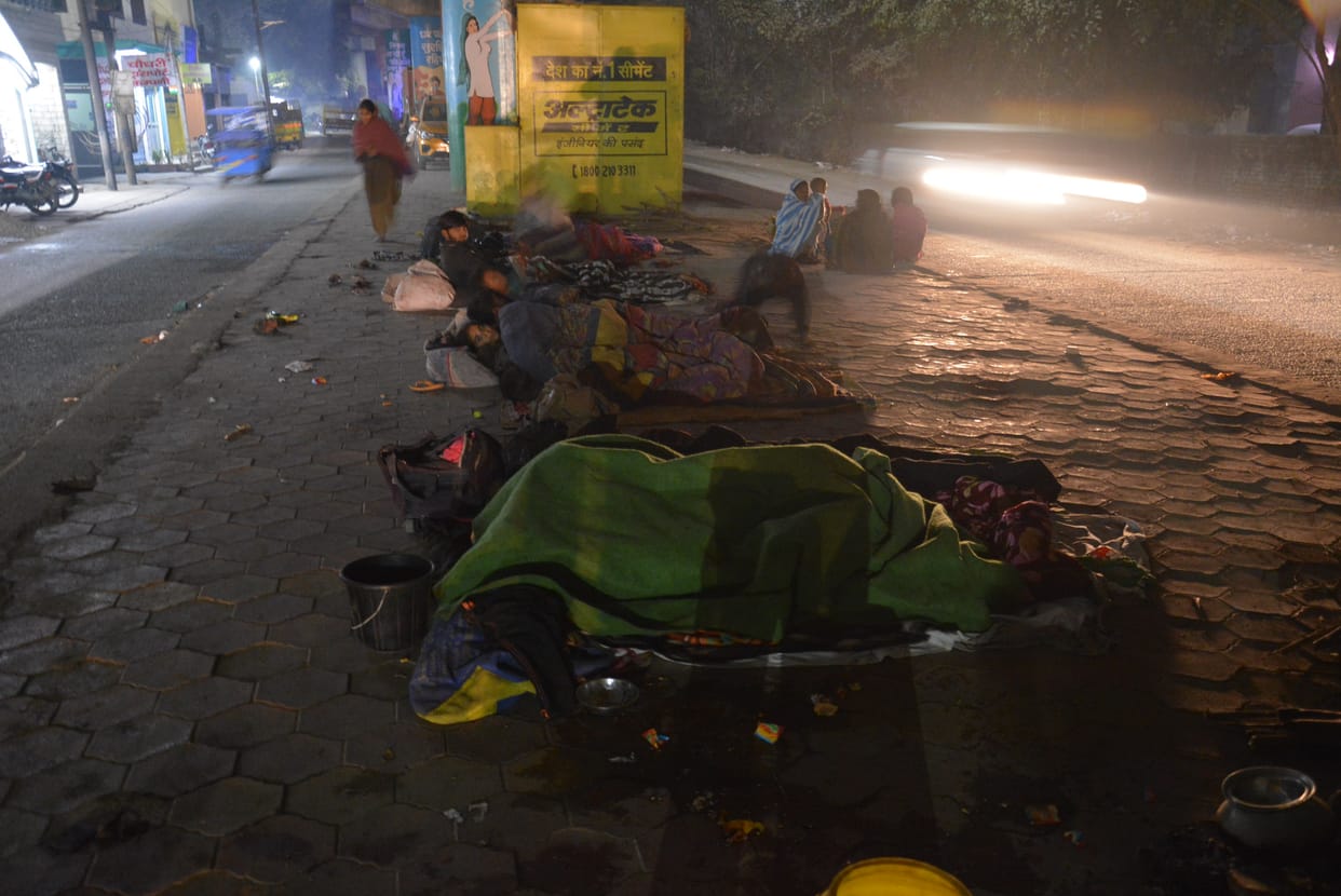 People shivering due to cold wave, day temperature dropped by 6.1 degrees