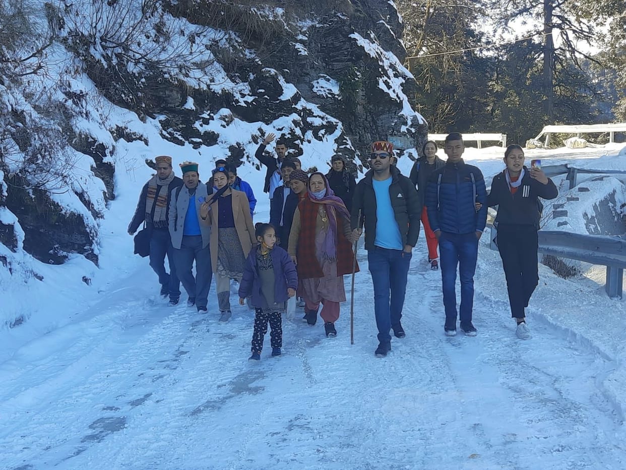 People reached Sojha after walking 13 km amidst snow