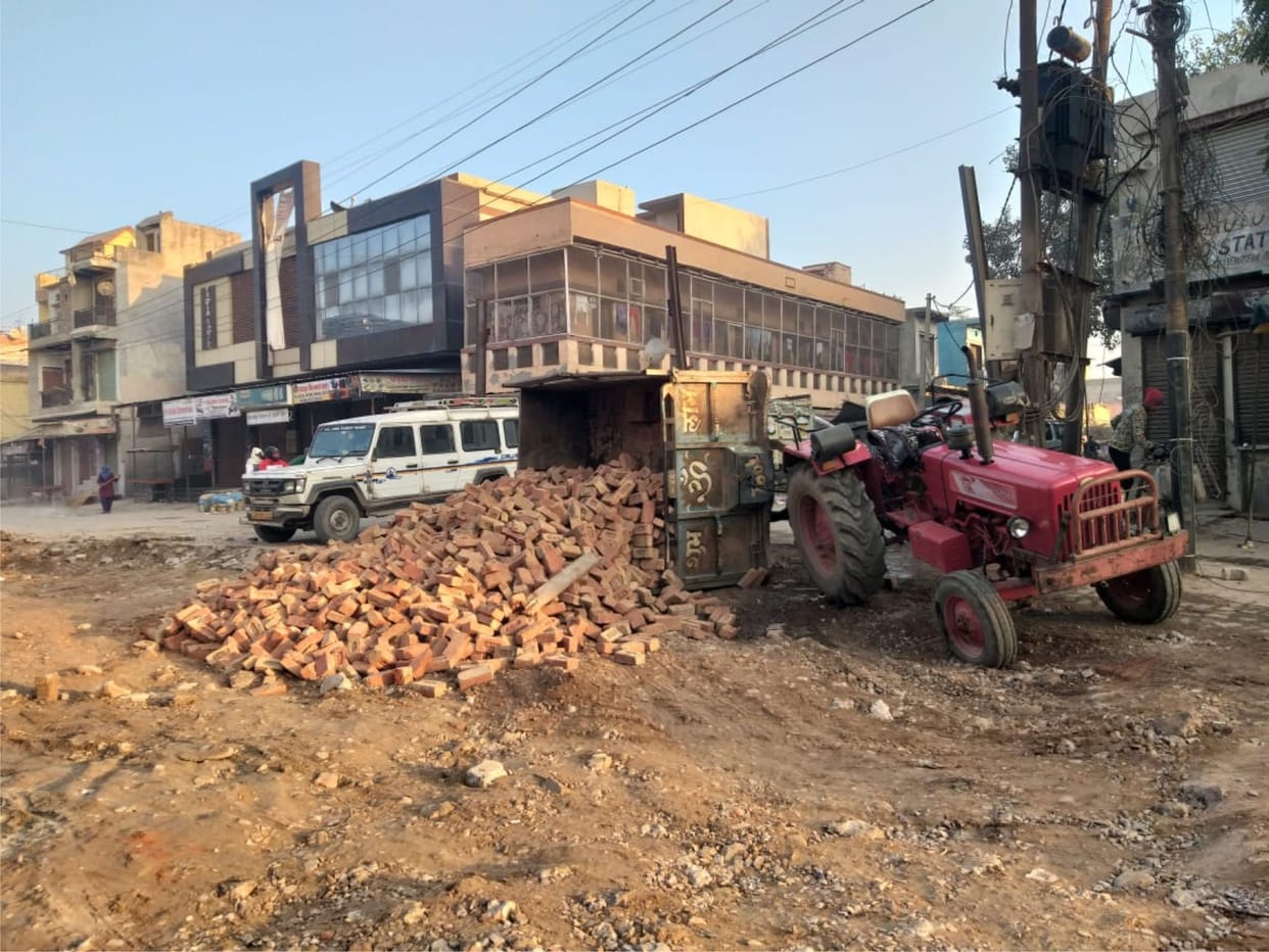 Mathura: Road construction jammed, the lives of passers-by in trouble