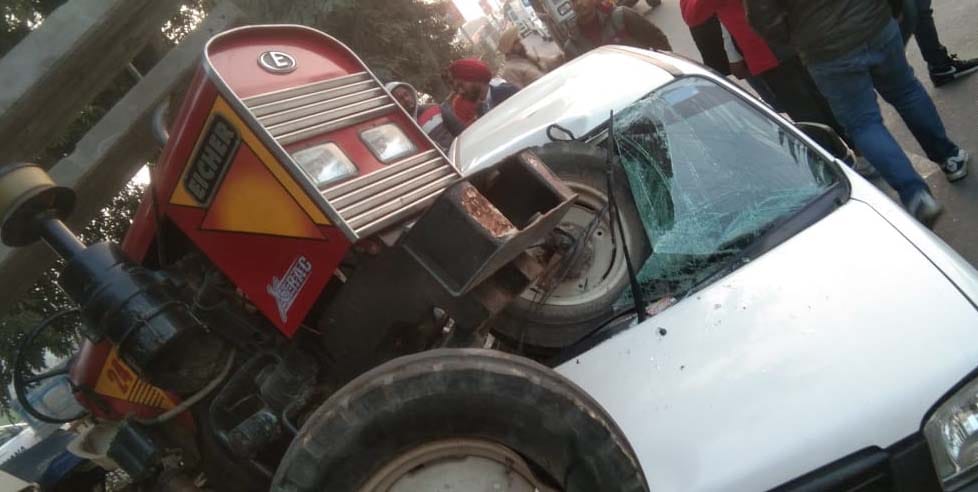 Suddenly the front part of the tractor fell on the car, four injured, Kurukshetra