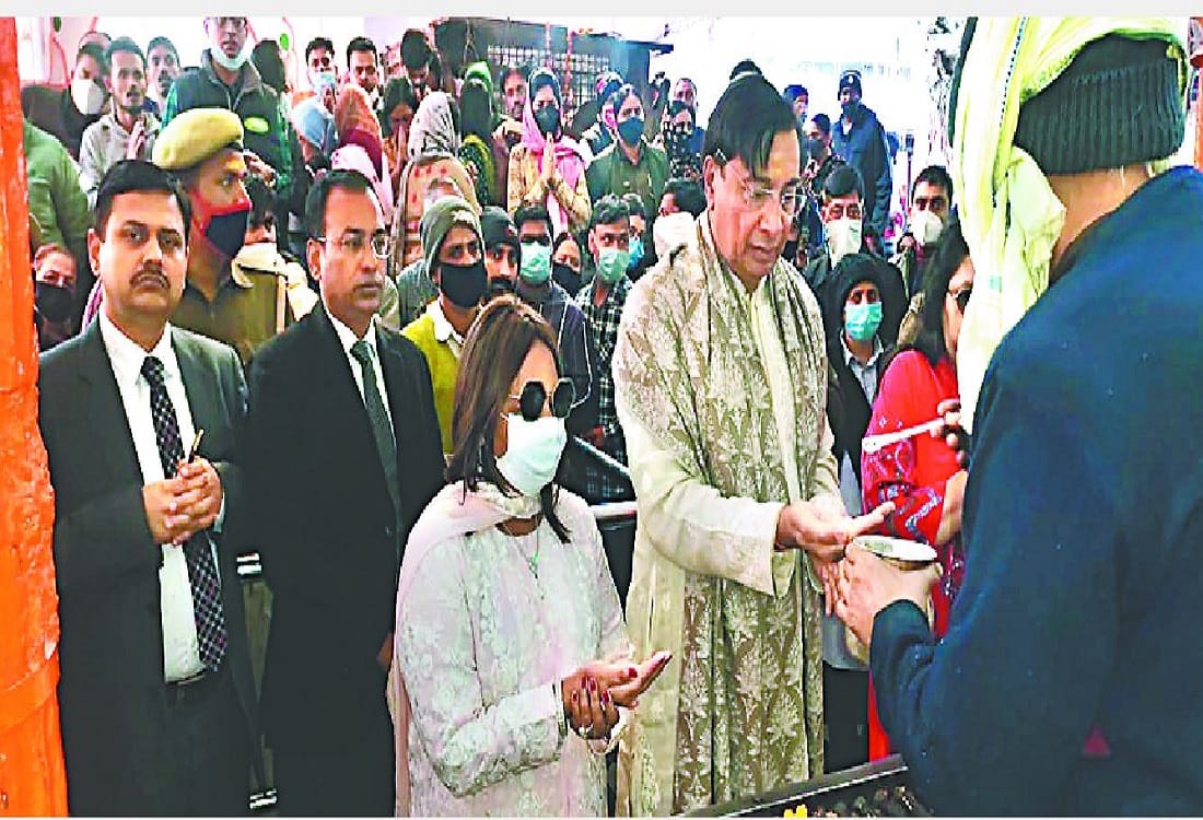 Steel King Lakshmi Mittal offer prayers in  Sankat mochan temple varanasi Shri Ram temple
