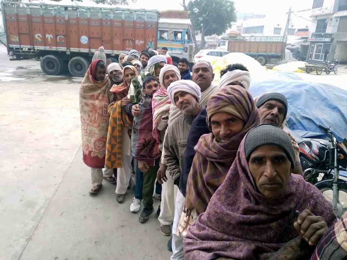 Farmers forced to queue for urea in three degree temperature