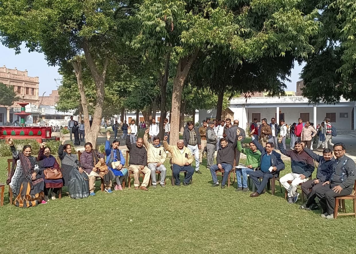 On the call of Ota, teachers in SRK College staged a protest