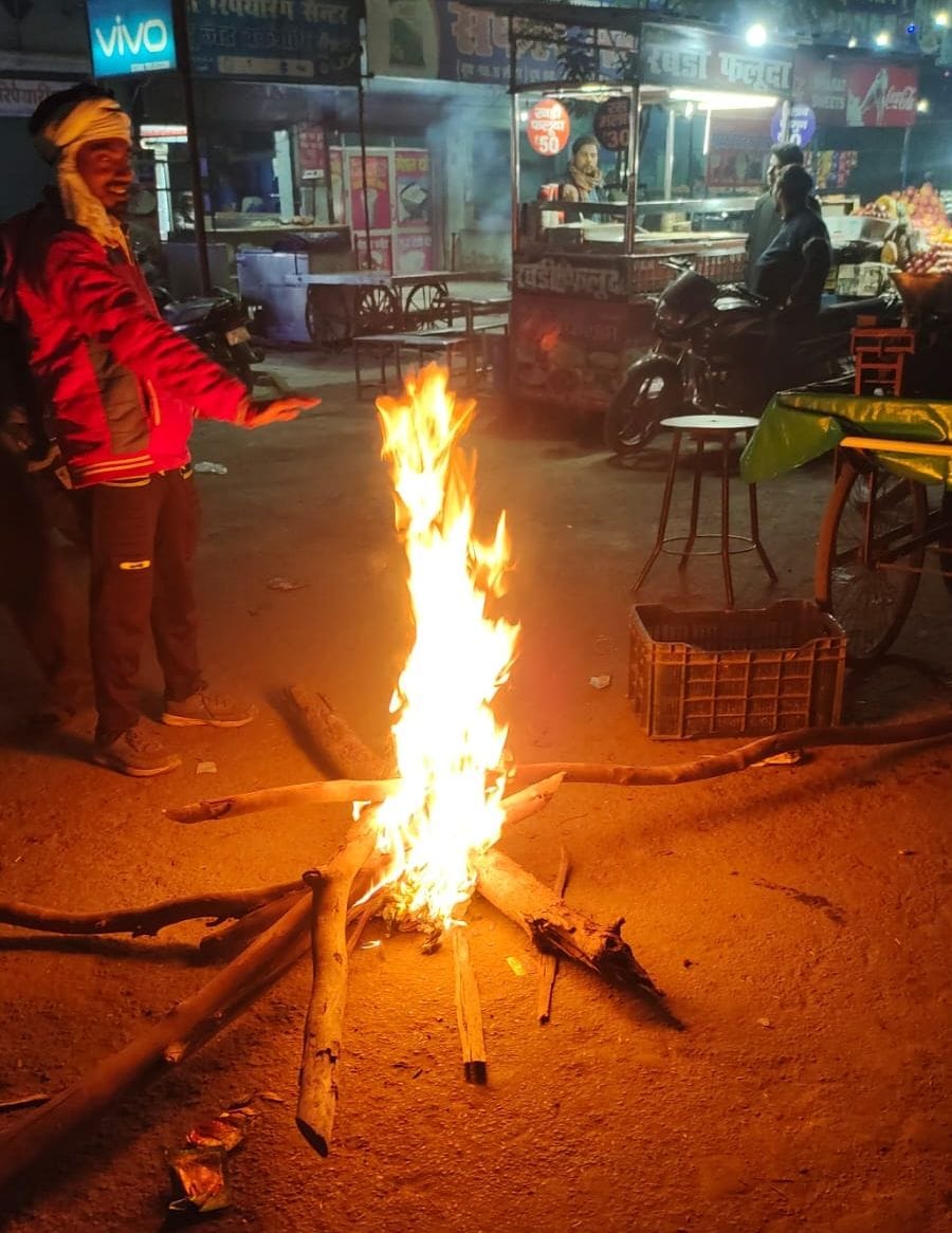 People chilled by the severe cold, the sun is also ineffective