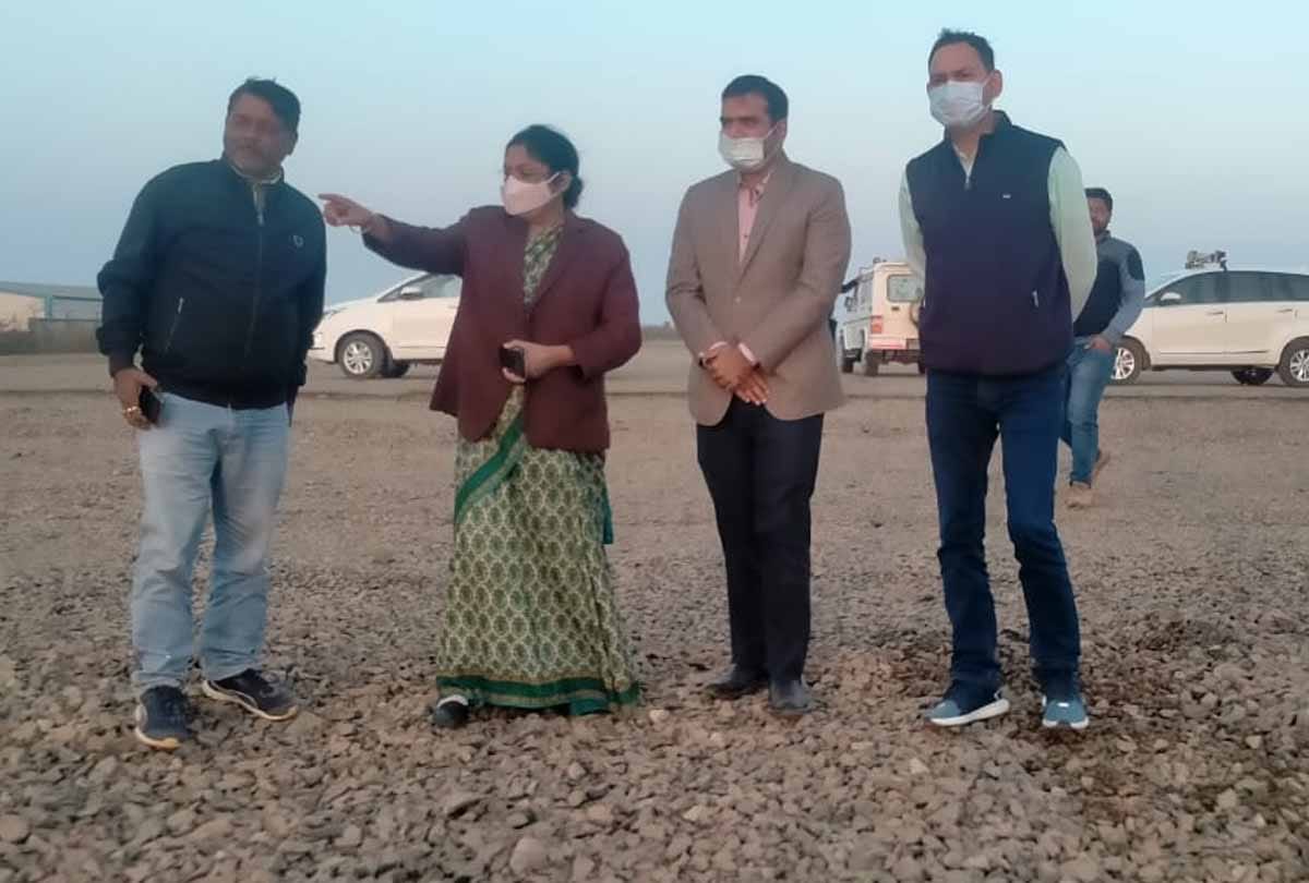 Chitrakoot: Principal Secretary Archana Agrawal did a surprise inspection of the under construction airstrip