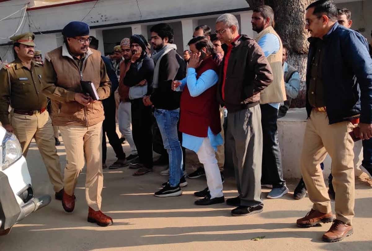 Auraiya: People of two communities clashed over land dispute, fiercely stone pelting