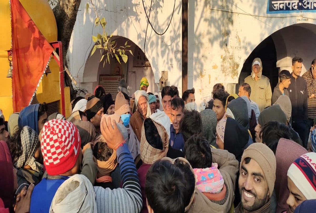 Transfer Of Policeman Businessman Protetst For Stay Said An Honest Man