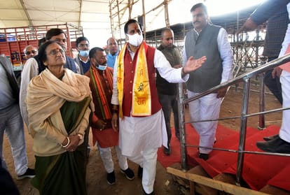Prayagraj News :  पीएम मोदी के कार्यक्रम की तैयारियों का जायजा लेते कैबिनेट मंत्री महेंद्र सिंह और सांसद रीता बहुगुणा जोशी।
