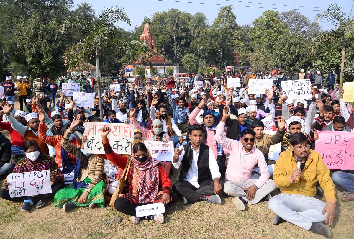 Prayagraj: Youth came out on the road for employment, adamant on the demand to meet PM Modi