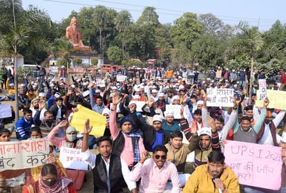Prayagraj: Youth came out on the road for employment, adamant on the demand to meet PM Modi