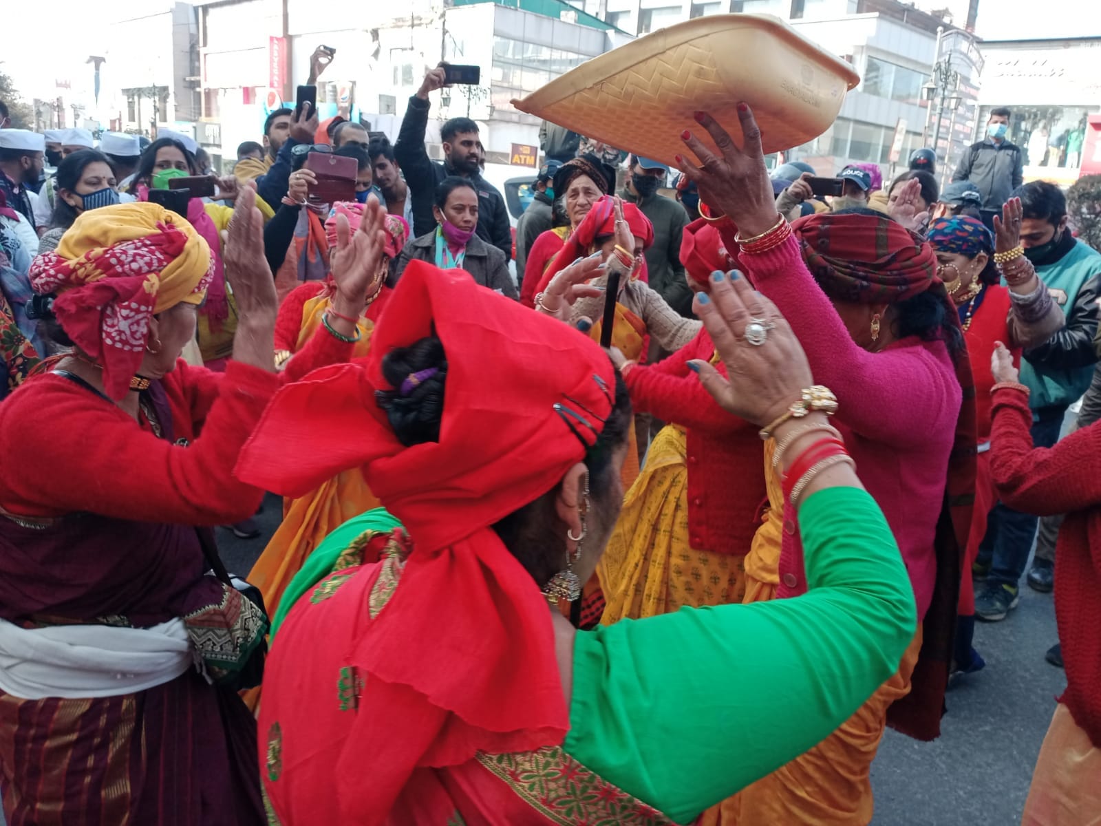 uttarakhand News: unique protest of women in traditional look and folk dance for strong land law, photos