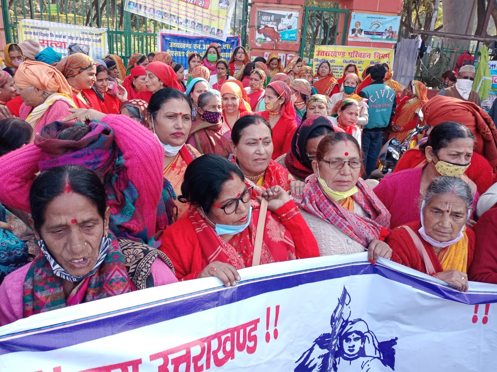 uttarakhand News: unique protest of women in traditional look and folk dance for strong land law, photos