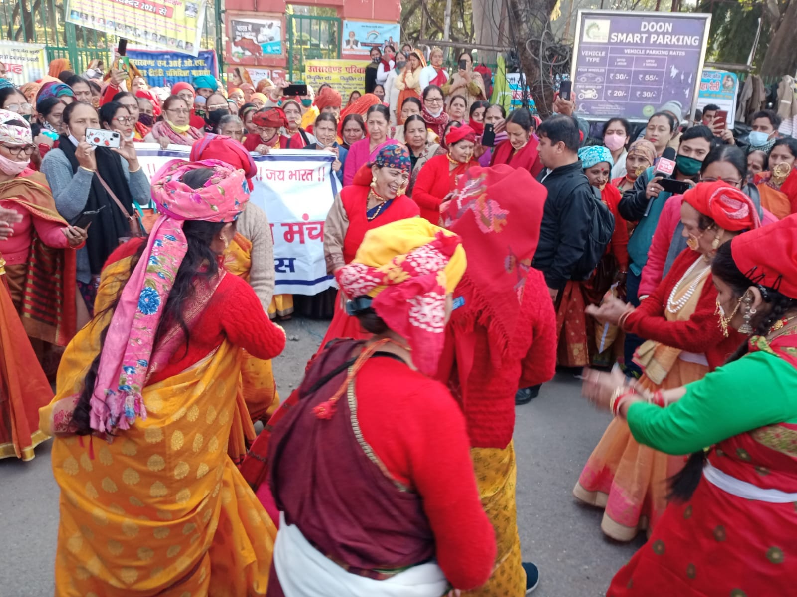 uttarakhand News: unique protest of women in traditional look and folk dance for strong land law, photos