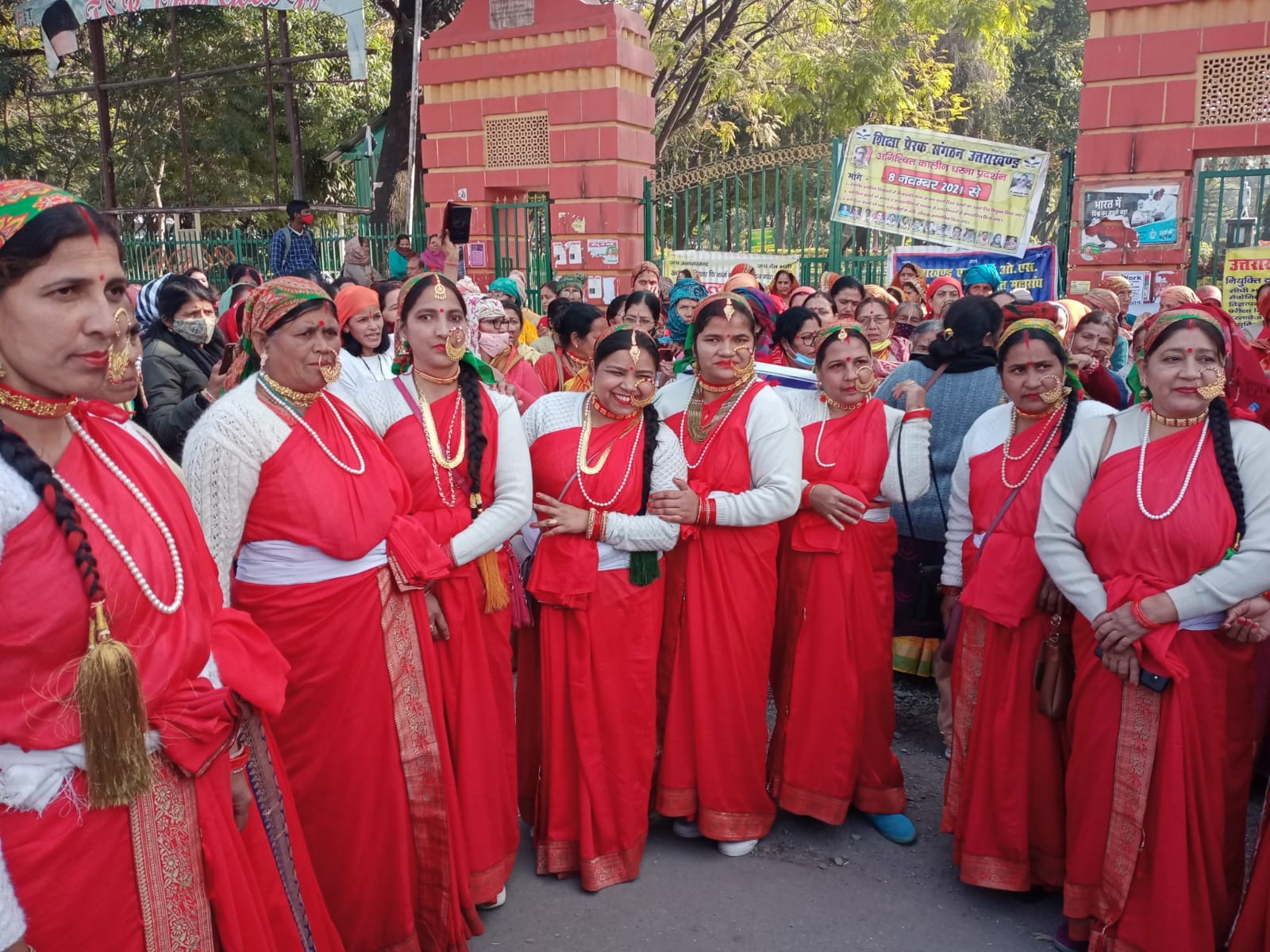 uttarakhand News: unique protest of women in traditional look and folk dance for strong land law, photos