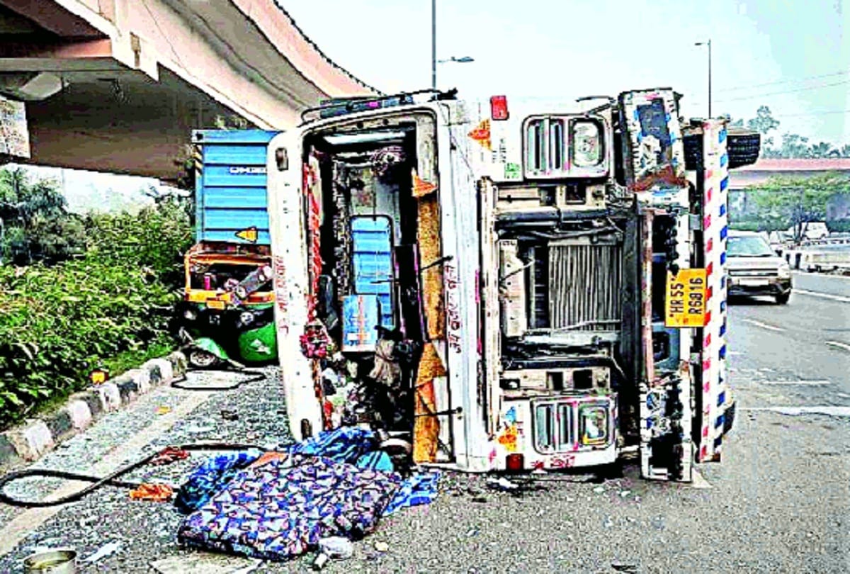 Road accident at ITO in Delhi Container full of rice overturned on auto ride at ITO