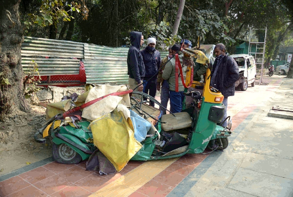 Road accident at ITO in Delhi Container full of rice overturned on auto ride at ITO