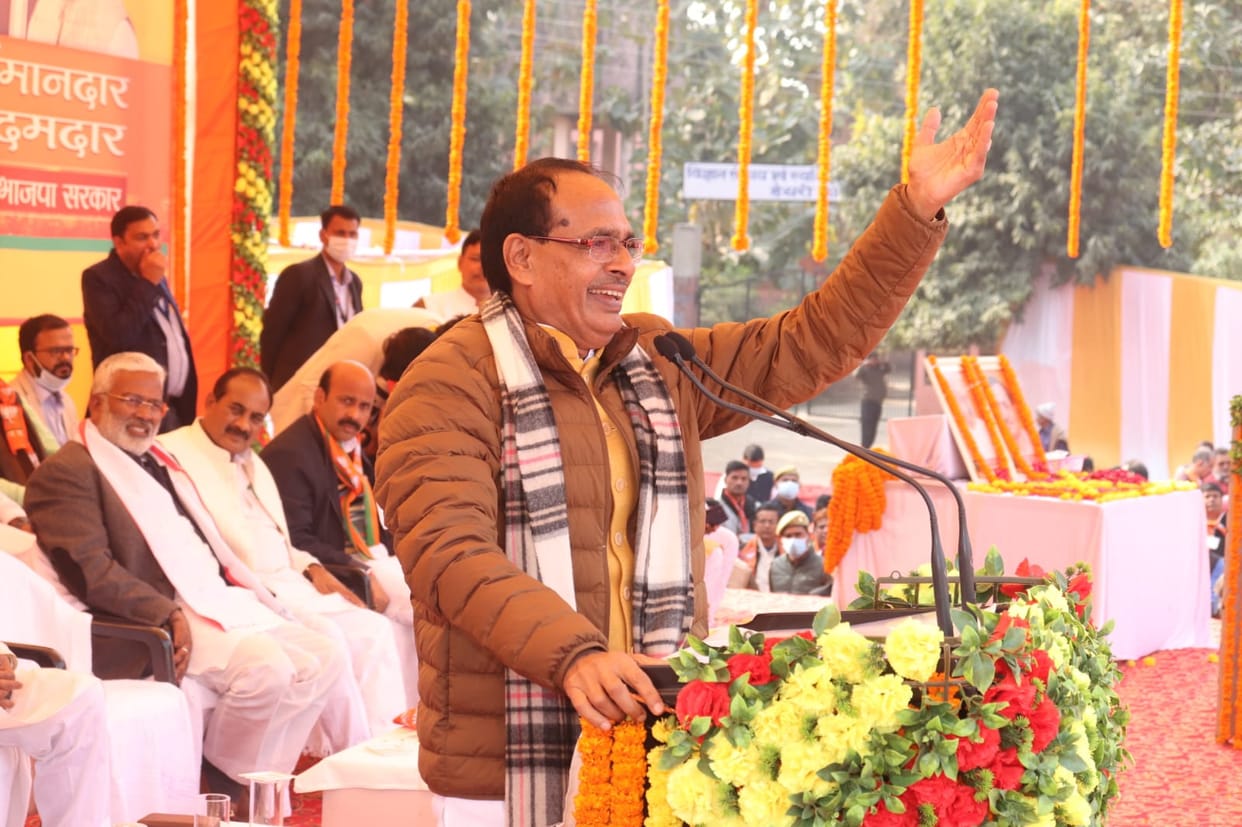 up election 2022 madhya pradesh CM Shivraj singh chouhan  said  Congress taught wrong history of independence in bjp jan vishwas yatra ballia