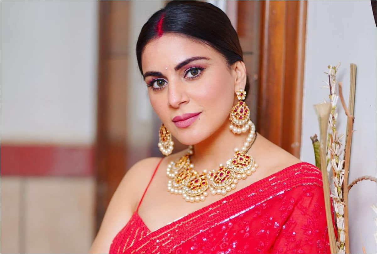shraddha arya look stunning in bright red saree with spaghetti blouse design in award show