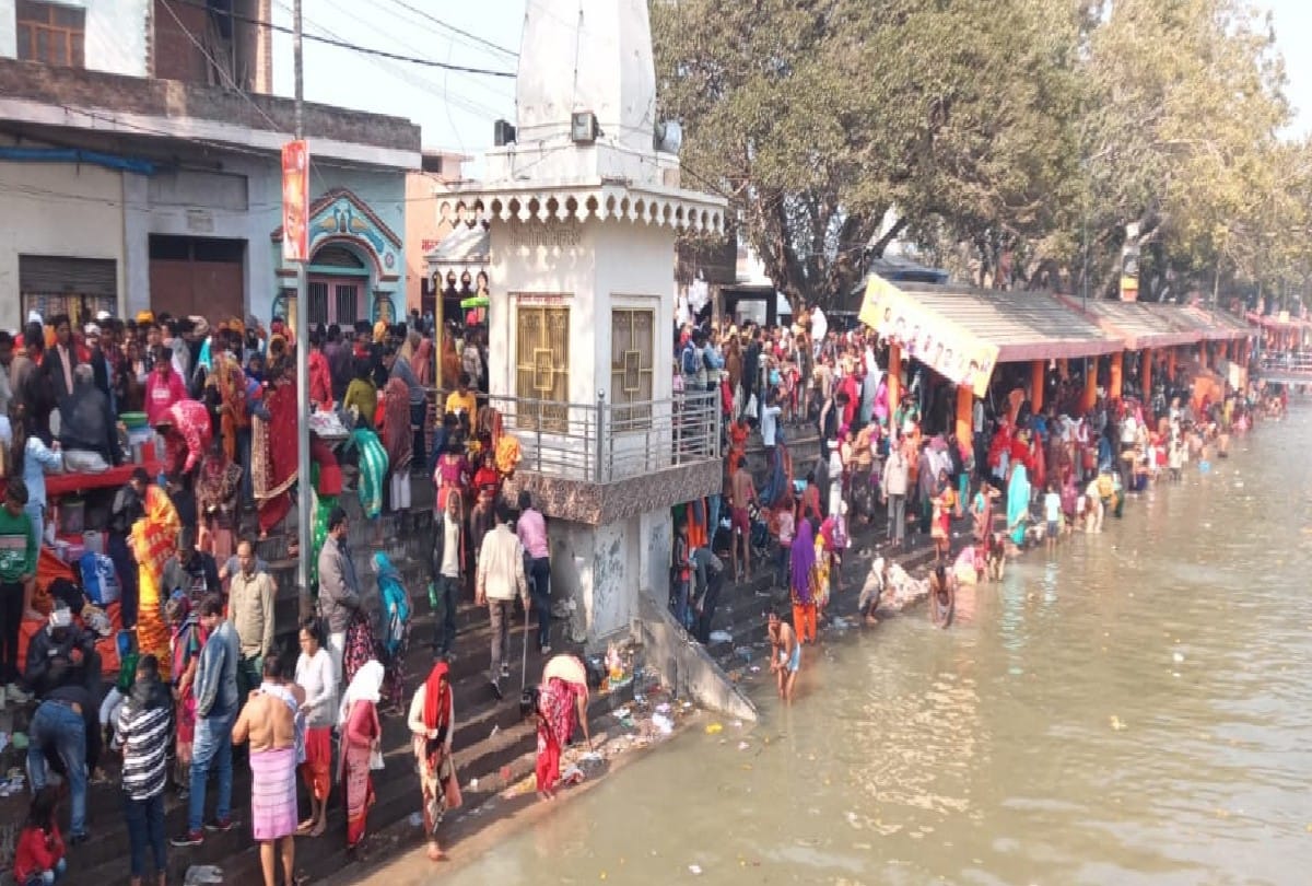Devotees take holy bath on Margashirsha Purnima in Kasganj