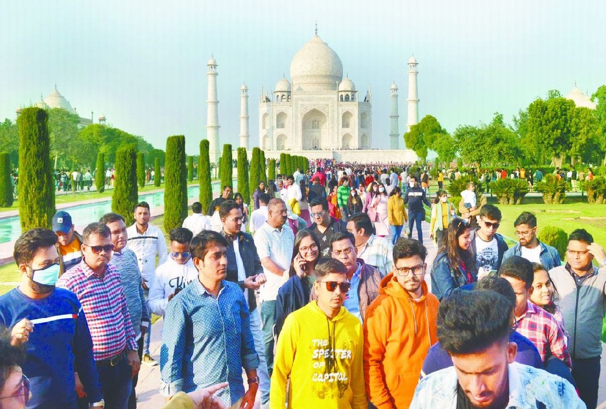 Huge Tourist Visits At Taj Mahal Sunday
