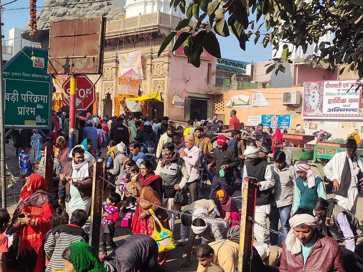 Mathura: Flood of faith in Giriraj Parikrama Marg, administration's arrangements failed