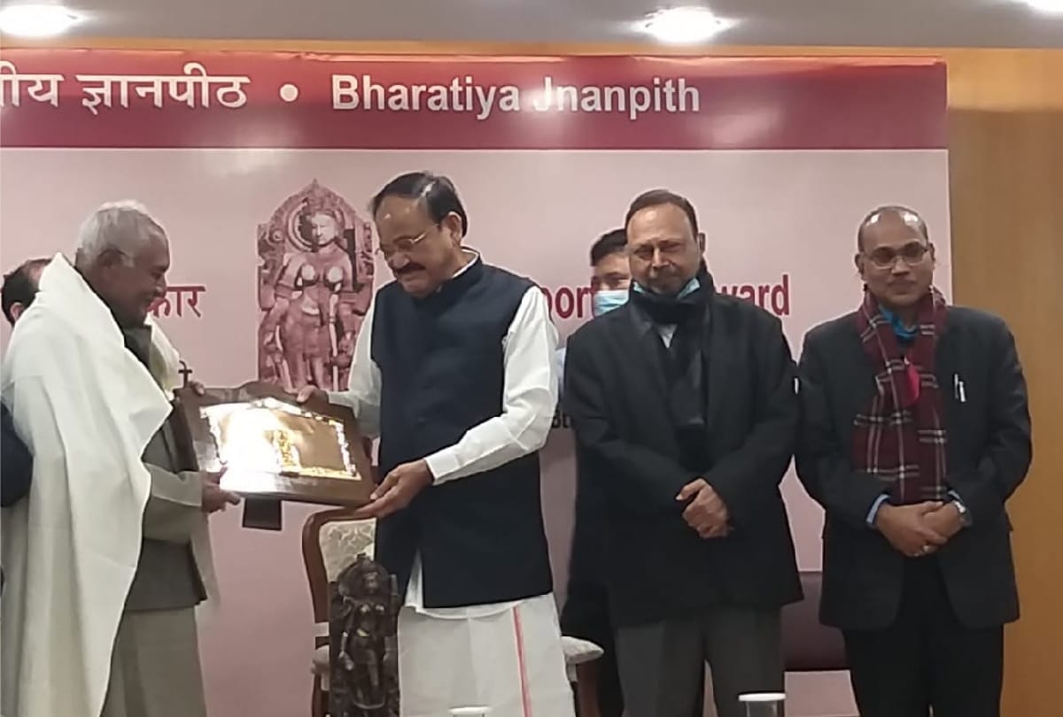 Vice President Venkaiah Naidu felicitated Dr. Vishwanath Prasad Tiwari in delhi