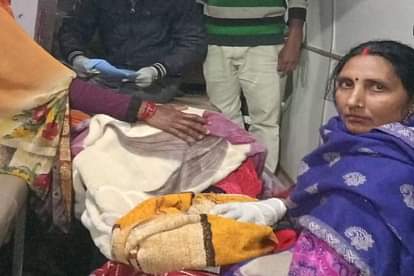 woman gave birth child in ambulance Before reaching hospital in varanasi with help of Asha worker and EMT