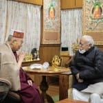 धर्मगुरु दलाईलामा से बातचीत करते मोहन भागवत।