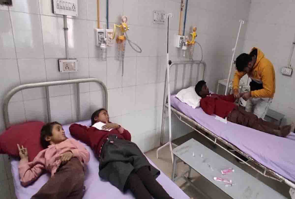 Fatehpur: 32 school children fell ill