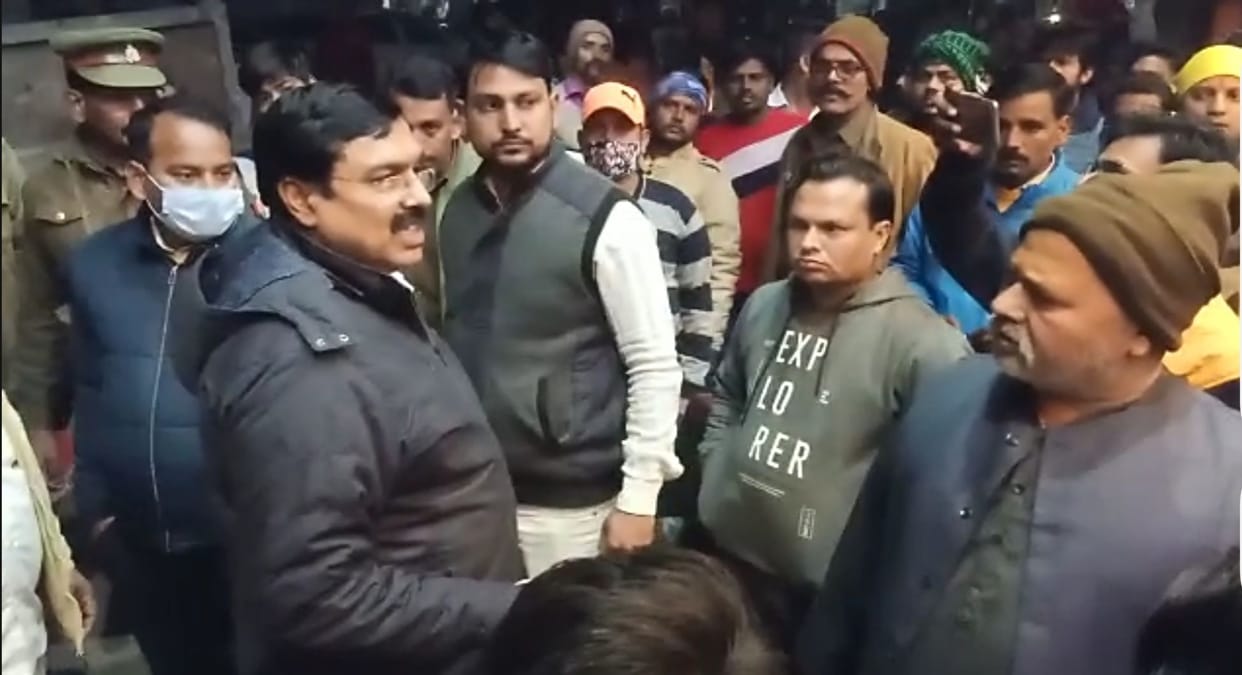 Mathura: SDM and Tehsildar arrived at night to remove encroachment from the road