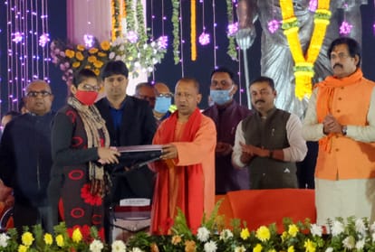 CM Yogi adityanath said Smile you in Gorakhpur By giving gift of 955 crores