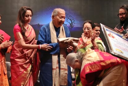 Indore: Famous flute player Pt. Hariprasad Chaurasia got Swarvenu Life Time Achievement in Indore, said – Flute gave me a lot, if it was not for this, I might not have been there..