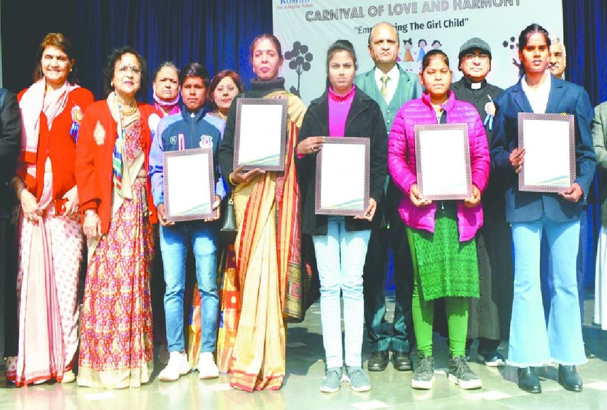 Roshni Charitable Trust honored five Aparajita women of the Agra