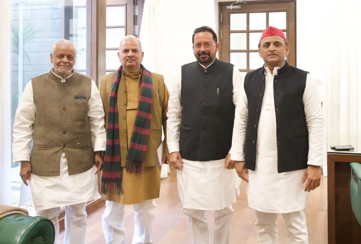 Ram Ikbal Singh joins Samajwadi party.