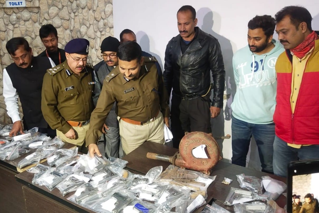 Indore: Used to make illegal weapons in the forest, was coming to Indore to sell, when the police caught, seized live cartridges including country-made pistols and pistols
