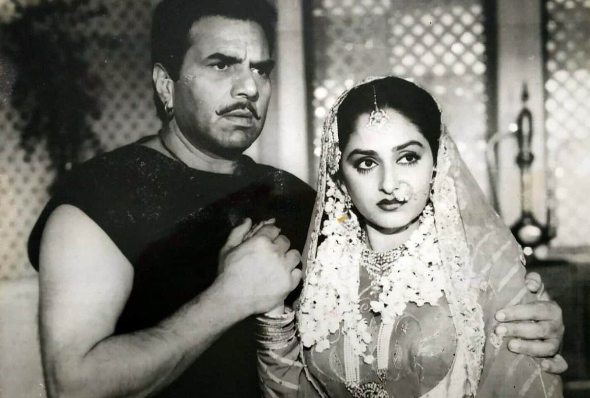 jaya prada revealed that dharmendra always got embarassed while romancing with the actress
